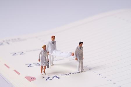 En « maison de retraite », le stress des soignants se développe avec le manque de temps et la qualité des soins apportés aux patients âgés s’en ressent également. 