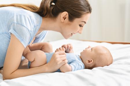 Le babillage des bébés suit un cheminement déterminé qui s’apparente à une exploration vocale active nécessaire au développement de la parole (Visuel Adobe Stock 299915200)