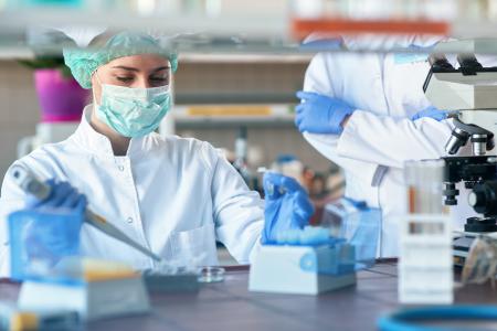 Cette technique permet de compter, cellule par cellule, les cellules tumorales circulantes ce qui permet d’évaluer la propagation du cancer (Visuel Adobe Stock 330189638)