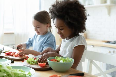 La fonction de mastication contrôlée par le tronc cérébral et influencée par la zone corticale masticatoire (CMA) est stimulée par les stimuli sensoriels que sont les « entrées alimentaires » (Visuel Adobe Stock 357702690)