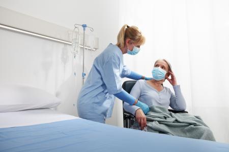 Le syndrome post-COVID, caractérisé soit par des symptômes prolongés de la maladie, soit par l'émergence de nouveaux symptômes après la récupération initiale (Visuel Adobe Stock 366082497)