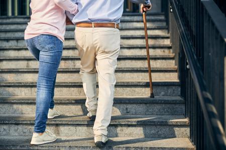 L’amélioration de la condition physique augmente, chez les personnes âgées, une fonction cognitive en particulier, la compréhension du langage (Visuel Adobe Stock 388207094)