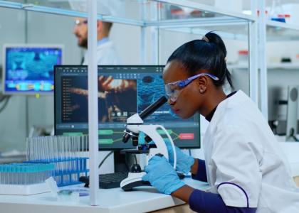 La recherche explique pourquoi le COVID long s'accompagne souvent de symptômes neurologiques tels que des troubles cognitifs, de la fatigue et des sautes d'humeur, tandis que la grippe est plus fréquemment associée à des complications respiratoires (Visuel Adobe Stock 395689086).