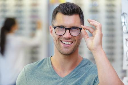 Lunettes de vue homme : styles, formes, filtres lumière bleue, conseils d’opticien et entretien. Tout pour choisir une paire adaptée à votre visage (Visuel Adobe Stock 413919904) Lunettes de vue homme : styles, formes, filtres lumière bleue, conseils d’opticien et entretien. Tout pour choisir une paire adaptée à votre visage (Visuel Adobe Stock 413919904)