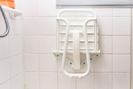 Une douche sécurisée change significativement le quotidien d’une personne âgée (Visuel Adobe stock 453826875) Une douche sécurisée change significativement le quotidien d’une personne âgée (Visuel Adobe stock 453826875)