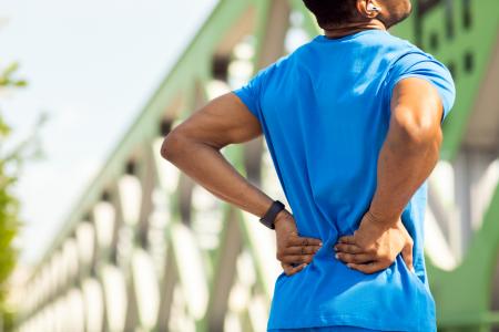 En relevant que seul 1 traitement non chirurgical et non invasif sur 10 pour le mal de dos est modestement efficace, et qu’en moyenne, avec les traitements non invasifs existants, le soulagement de la douleur n'est que légèrement supérieur à celui d'un placebo, cette méta-analyse jette la lumière sur le défi clinique que constituent les lombalgies (Visuel Adobe Stock 509556352)