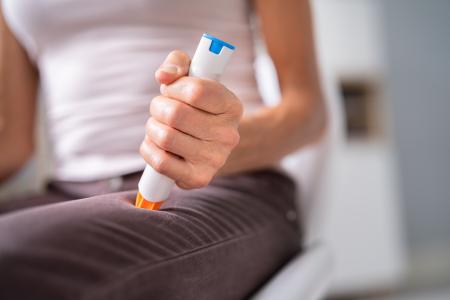 Ce sont les nouvelles recommandations fondées sur les preuves de la littérature, pour le diagnostic et la prise en charge des affections allergiques jusqu’à l’anaphylaxie, et dont la dermatite atopique, chez les enfants et les adultes (Visuel Adobe Stock 517319868)