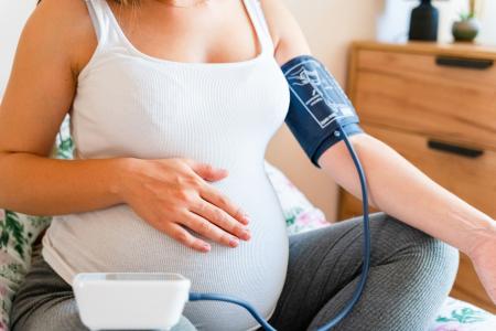 Le suivi du poids maternel durant la grossesse est déterminant dans les résultats de naissance mais aussi dans les résuktats de santé du bébé plus tard dans la vie (Visuel Adobe Stock 536469302)