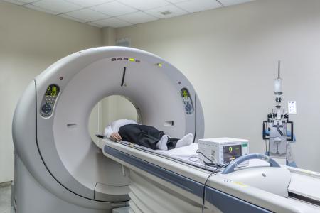 Le délai d’apparition des symptômes de démence peut être estimé par scanner cérébral, par évaluation des niveaux d'amyloïde dans le cerveau notamment (Visuel Adobe Stock 69672484)