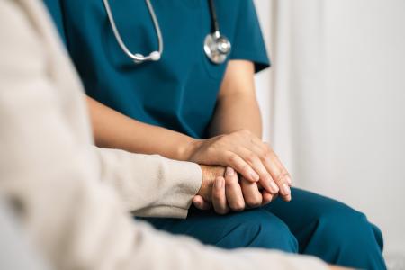 Comment mieux évaluer la douleur, de l'anxiété et d'autres symptômes chez les résidents d'EHPAD incapables de s'exprimer ? (Visuel Adobe Stock 752092251)