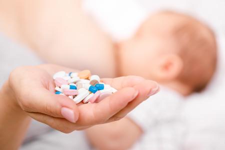 Si 70% des femmes qui allaitent prennent un médicament, les effets de 90% de ces traitements restent inconnus chez les femmes enceintes ou allaitantes (Visuel Adobe Stock 326466185).