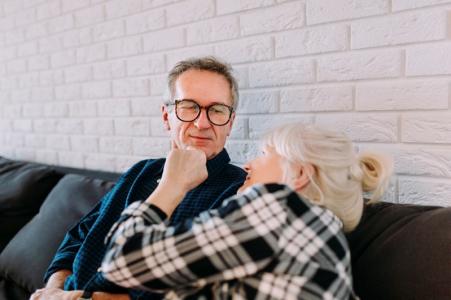 L'hébergement familial se présente comme une solution adaptée, offrant un environnement rassurant et un accompagnement quotidien