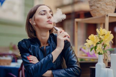 Saviez-vous que 60 % des fumeurs français envisagent d’arrêter de fumer grâce à la cigarette électronique ? (Visuel Freepik 938940)