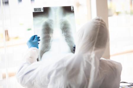 Ces estimations prennent en compte pour la première fois, dans ce calcul du taux de létalité, le délai d’incubation du virus. Ces estimations prennent en compte pour la première fois, dans ce calcul du taux de létalité, le délai d’incubation du virus.
