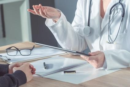 Les patients considèrent toujours la blouse blanche des médecins comme un symbole de professionnalisme et de confiance (Visuel Fotolia 128480116) Les patients considèrent toujours la blouse blanche des médecins comme un symbole de professionnalisme et de confiance (Visuel Fotolia 128480116)