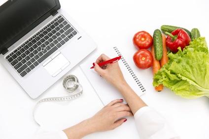 Y-a-t-il un un avantage cardiovasculaire pour des personnes habituées à consommer régulièrement de la viande et du poisson à passer au régime lacto-ovo-végétarien ? 