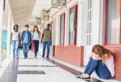 Environ 59% des enfants subissent une victimisation par les pairs au cours des premières années de primaire Environ 59% des enfants subissent une victimisation par les pairs au cours des premières années de primaire