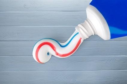 Nous ingérons par inadvertance environ 1 milligramme de phtalocyanine de cuivre à chaque fois que nous nous brossons les dents (Visuel Fotolia 98954693)