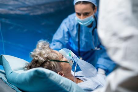Si ces vagues arrivaient trop rapidement, cela pourrait à nouveau submerger les systèmes de santé Si ces vagues arrivaient trop rapidement, cela pourrait à nouveau submerger les systèmes de santé