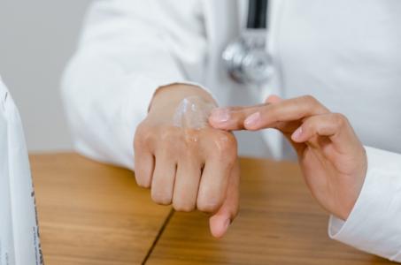 Comment bien choisir sa crème émolliente pour traiter l'eczéma ? (Visuel Images pexels 8376308)