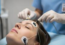 Ce traitement par électrochocs a pu diminuer la qualité de vie et même provoquer des lésions cérébrales, chez certains des patients traités (Visuel Adobe Stock 1760560984)