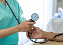 L'initiation d'un traitement par agonistes du GLP-1, chez des participants prenant déjà au moins 2 classes d'antihypertenseurs est associée à une augmentation significative des événements liés à l'hypotension, comme les vertiges, les syncopes et les chutes (Visuel Adobe Stock 2037797296)