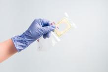 La découverte de ce biomarqueur présent dans l'urine constitue un pas vers le développement d’un test tout simple, urinaire, permettant une première détection précoce de la maladie d'Alzheimer (Visuel Adobe Stock 351670323)