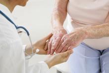 Est-il possible pour un professionnel de santé de savoir son patient fait des excès d’alcool, juste en jetant un coup d’œil sur ses mains ? (Visuel Adobe Stock 37681745)