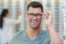 Lunettes de vue homme : styles, formes, filtres lumière bleue, conseils d’opticien et entretien. Tout pour choisir une paire adaptée à votre visage (Visuel Adobe Stock 413919904) Lunettes de vue homme : styles, formes, filtres lumière bleue, conseils d’opticien et entretien. Tout pour choisir une paire adaptée à votre visage (Visuel Adobe Stock 413919904)