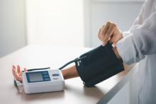 De nouvelles données, publiées dans l’American Journal of Medicine, qui incitent les professionnels à un contrôle systématique de leurs patients, et les patients à risque à une auto-surveillance quotidienne (Visuel Adobe Stock 506988468)