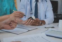 En France, la question du cumul des contrats de mutuelle santé revient souvent, aussi bien chez les patients que chez les professionnels de santé (Visuel Freepik 57164880)