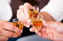 Les hommes, même jeunes, qui consomment 5 boissons alcoolisées ou plus par jour et cela plusieurs fois par an présentent une tension artérielle et un cholestérol total plus élevés que ceux qui ne font pas ces excès. Les hommes, même jeunes, qui consomment 5 boissons alcoolisées ou plus par jour et cela plusieurs fois par an présentent une tension artérielle et un cholestérol total plus élevés que ceux qui ne font pas ces excès.