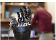 Ce nouvel e-derme rétablit le sens du toucher et, dans un contexte plus évolutif redonne la sensation de douleur aux mains prothétiques. Ce nouvel e-derme rétablit le sens du toucher et, dans un contexte plus évolutif redonne la sensation de douleur aux mains prothétiques.