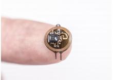 C'est une nouvelle génération d’implant cérébral, sans fil et sans pile avec contrôle avancé sur des groupes de neurones ciblés C'est une nouvelle génération d’implant cérébral, sans fil et sans pile avec contrôle avancé sur des groupes de neurones ciblés